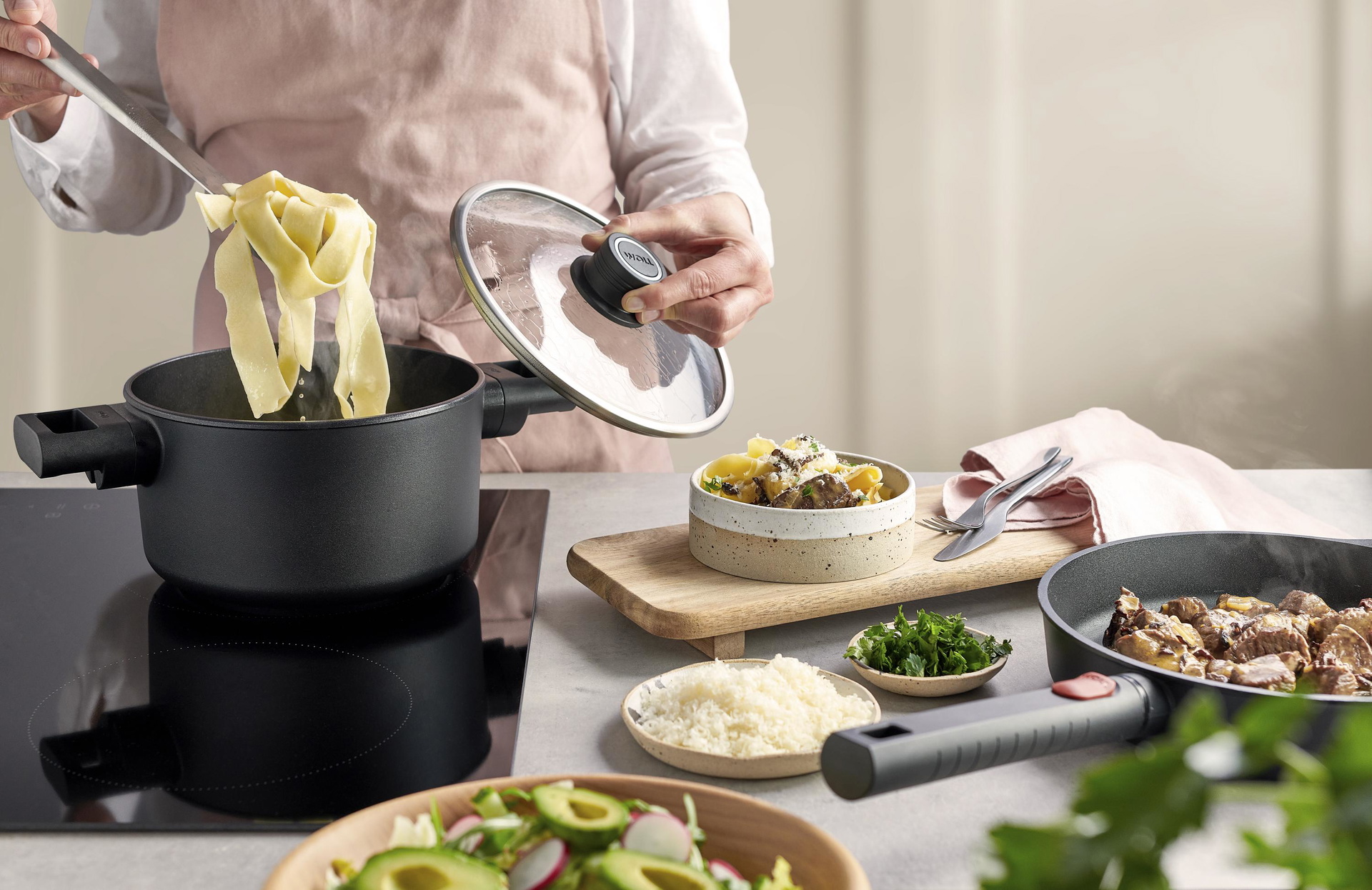 In einem Eco Logic QXR Topf wurden Nudeln gekocht und entnommen. Daneben steht ein angerichteter Teller.