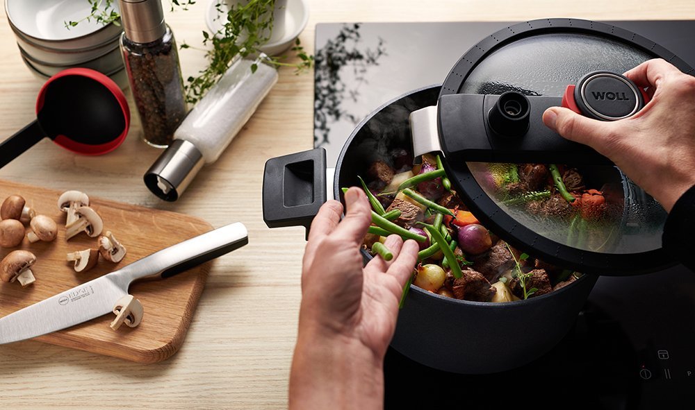 124DALI_1000px_RGBYzolTEjsFWVXD In einem runden Diamond Active Lite Niederdrucktopf wird Rindergulasch zubereitet. Der Deckel wurde abgenommen, um weitere Zutaten hinzuzufügen.