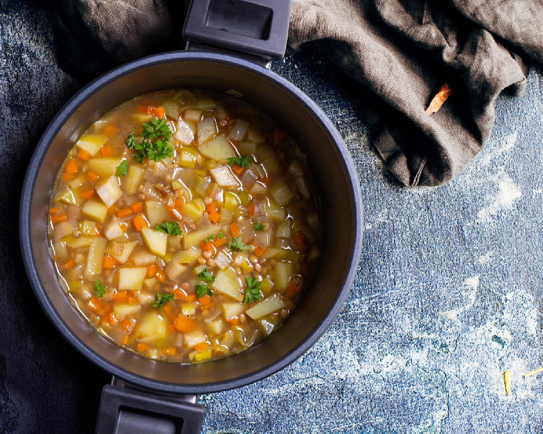 In einem runden, heißen Diamond Lite Topf befindet sich frisch zubereitete Linsensuppe.