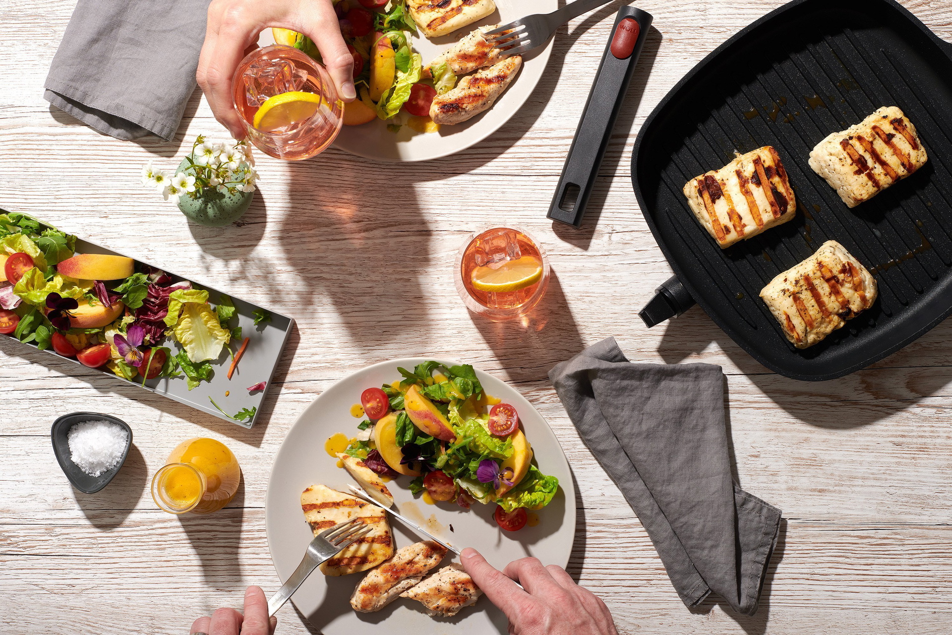 1628-1LCI_full_hands_3000x2000px_RGB In einer viereckigen Logic XR Grillpfanne mit abgenommenem Stiel befindet sich angebratenes Fleisch.