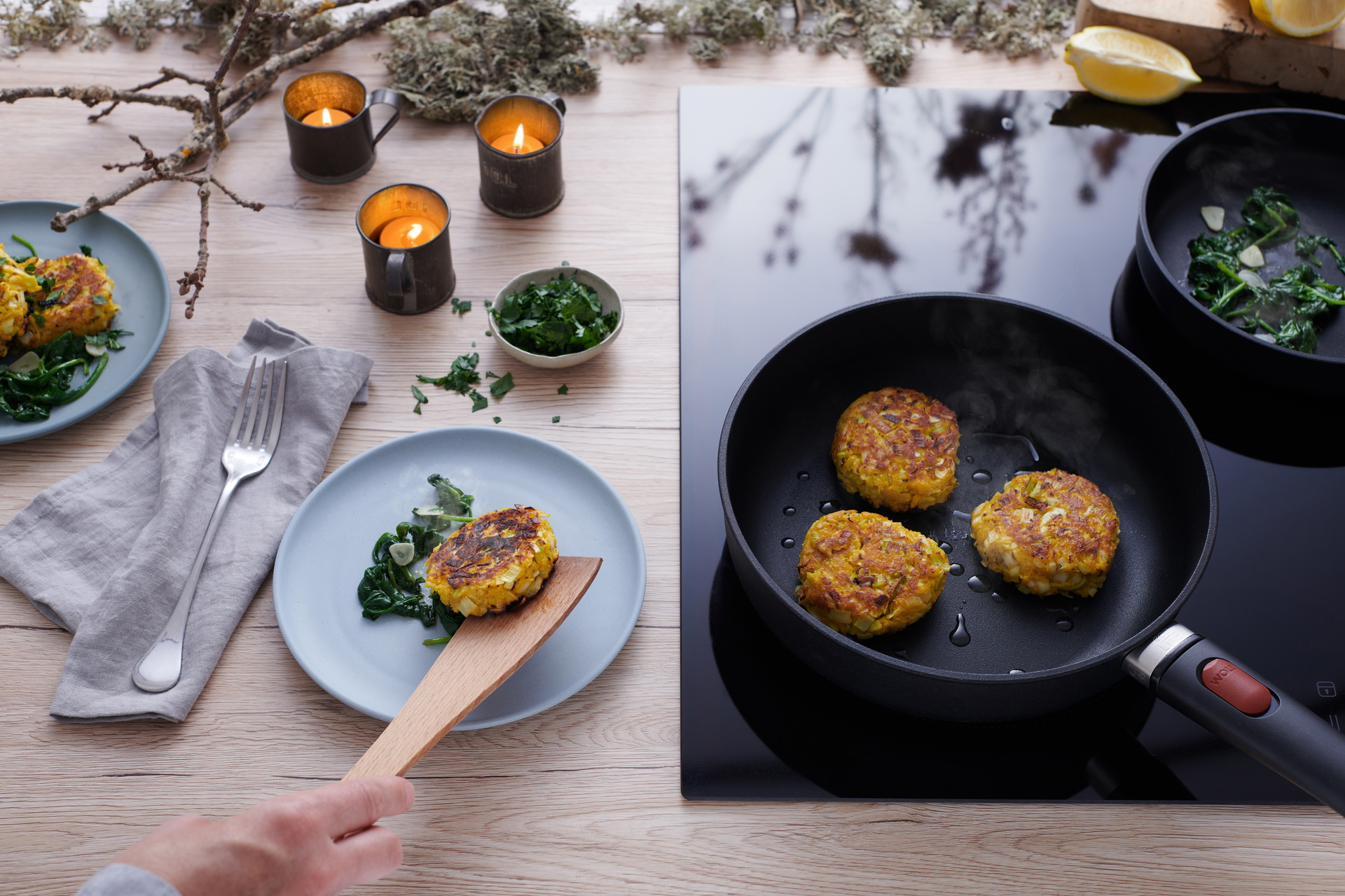 Winter_1524ELI-1520ELI_Parsnip-leek-patties-with-sauteed-spinach-and-garlic_3000x2000 Pastinaken-Lauch-Pastetchen mit Spinat und Knoblauch