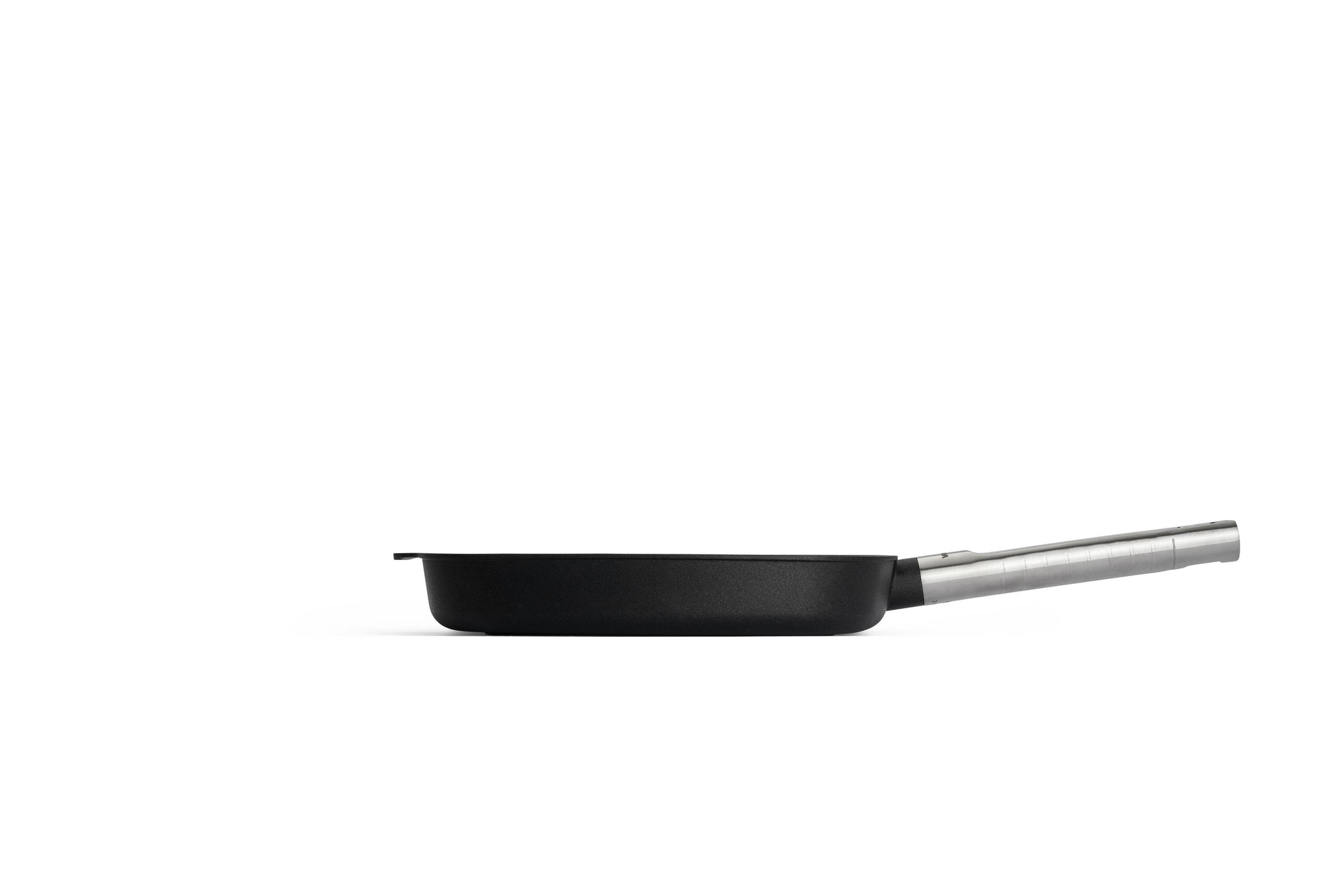 Logic XR Guss-Grillpfanne, viereckig, mit Rillen Logic XR Guss-Steakpfanne, viereckig, mit Rillen Seitenansicht | Edelstahl - Fest | Alle Herdarten inkl. Induktion | 28x28cm