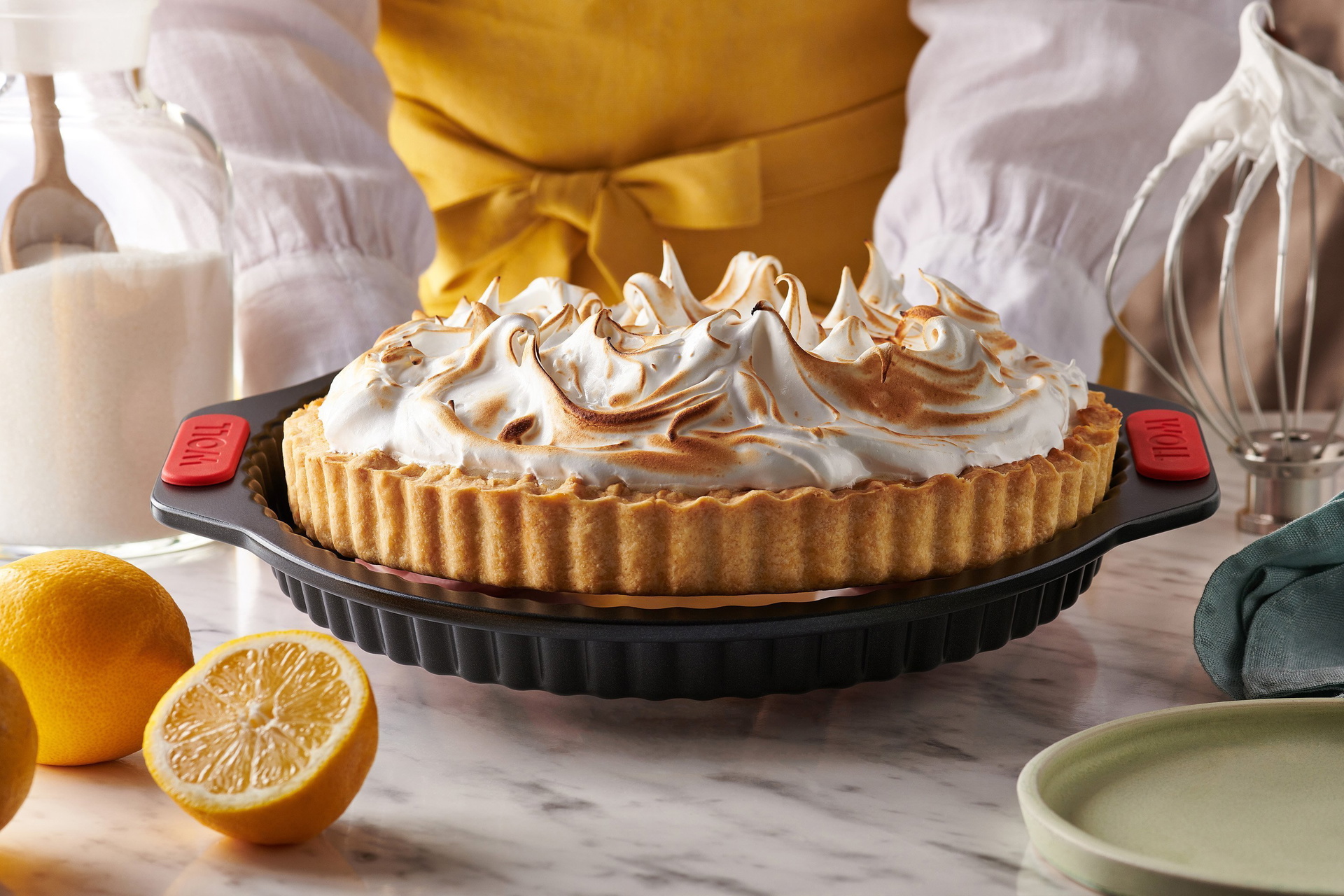 WB21_LemonMeringuePie_Mood Eine Zitronen Baiser Torte wird aus der Let's bake! Quiche- und Tarteform wird mithilfe eines Hebeboden gelöst.