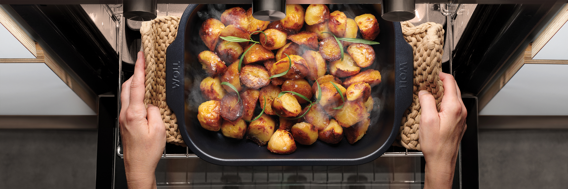 Rezepte In dem runden Wok der Serie Diamond Lite wird mithilfe des Silikoneinsatzes Steam it Gemüse gedämpft. Daneben steht ein Teller mit Weissweinhähnchen mit Gemüse im Pita-Brot.