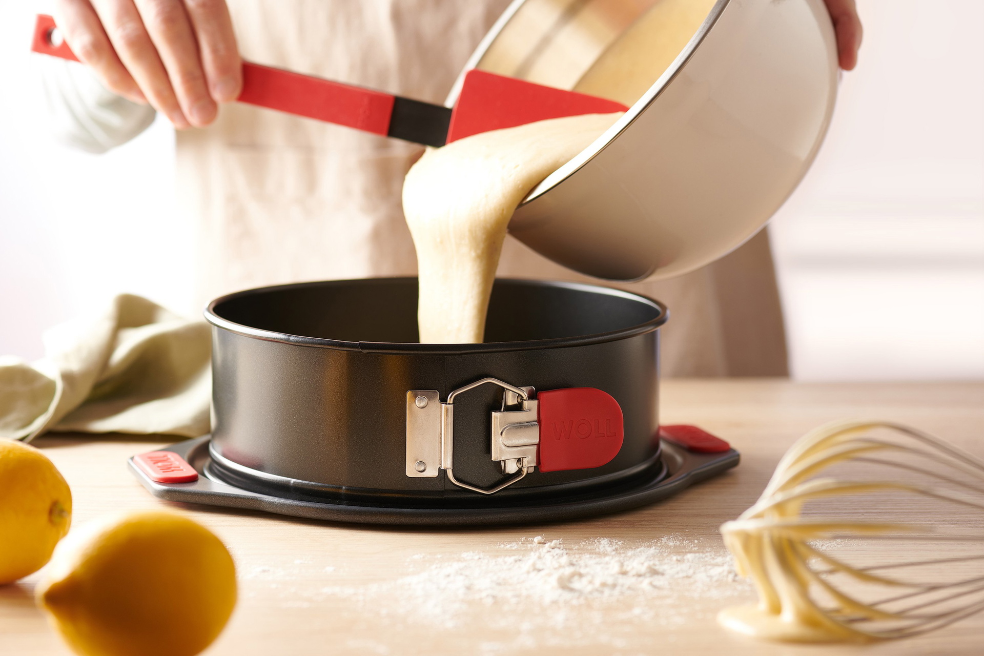 WB15_SpongeBatter_Mood Der Kuchenteig wird mit dem Cook it Teigschaber aus der Schüssel direkt in die runde Let's bake! Springform gegeben.