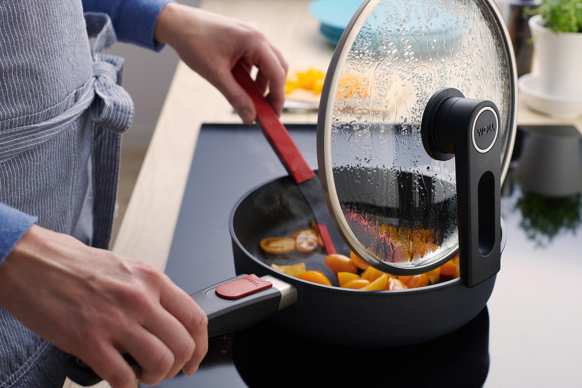 1724DLI_1724DPS_S24SLW_Mood In einer runden Diamond Lite Pfanne befindet sich Gemüse. Der Smart Lid steht auf der Pfannenkante.