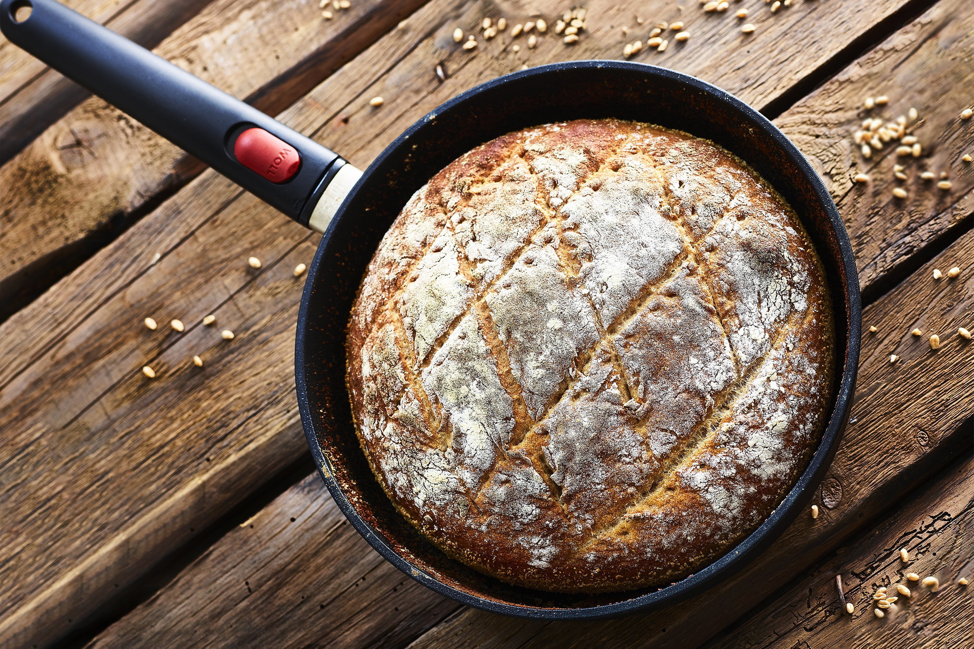 In einer runden Eco Lite QXR Pfanne mit abnehmbarem Stiel befindet sich ein frisch gebackenes Pfannenbrot.