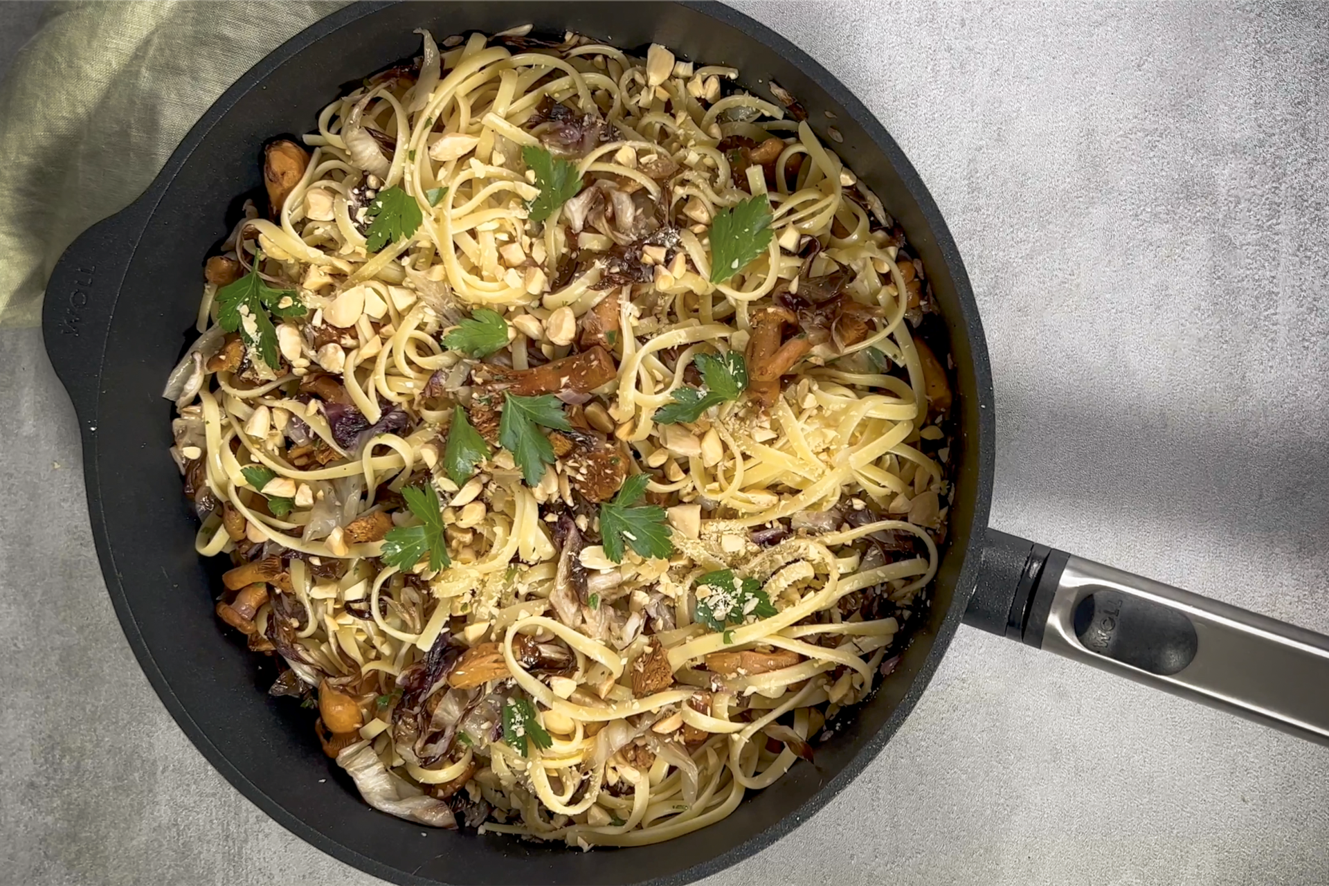 In einer runden, heißen Eco Logic QXR mit abnehmbarem Edelstahl-Steil befindet sich frisch zubereitete Linguine mit Pfifferlingen und Radicchio.