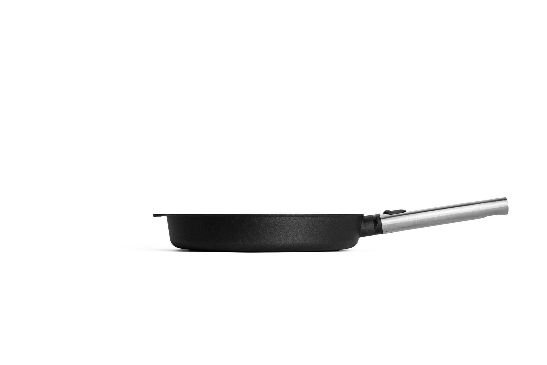 1528PLCI_Profile Logic XR Gusspfanne Seitenansicht | Edelstahl - Abnehmbar | Alle Herdarten inkl. Induktion | 28cm