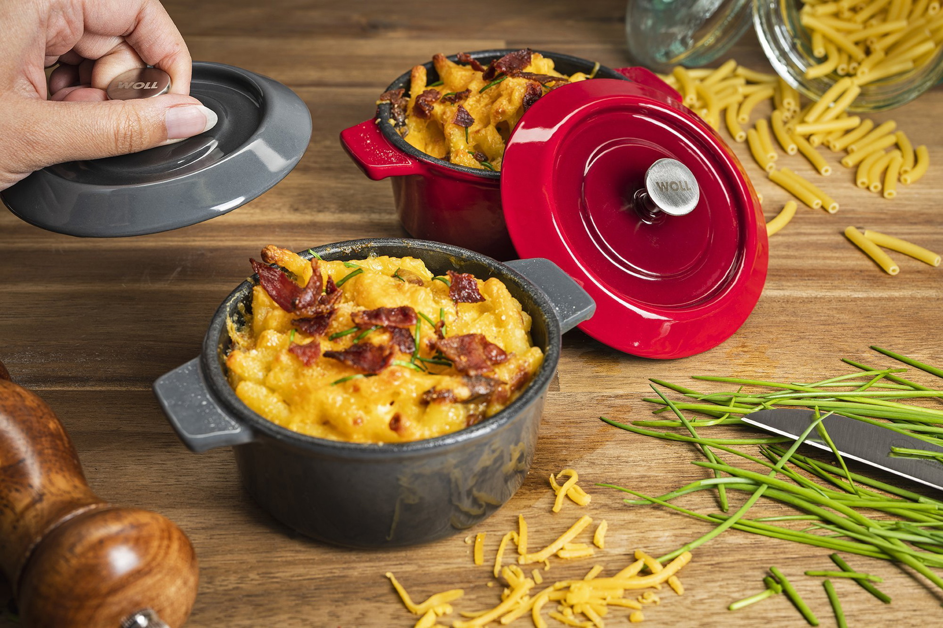 MacNCheese_Iron_RGB_2000x1333 In zwei runden Iron-Mini-Kasserollen in den Farben Grau und Rot befindet sich Mac and Cheese.