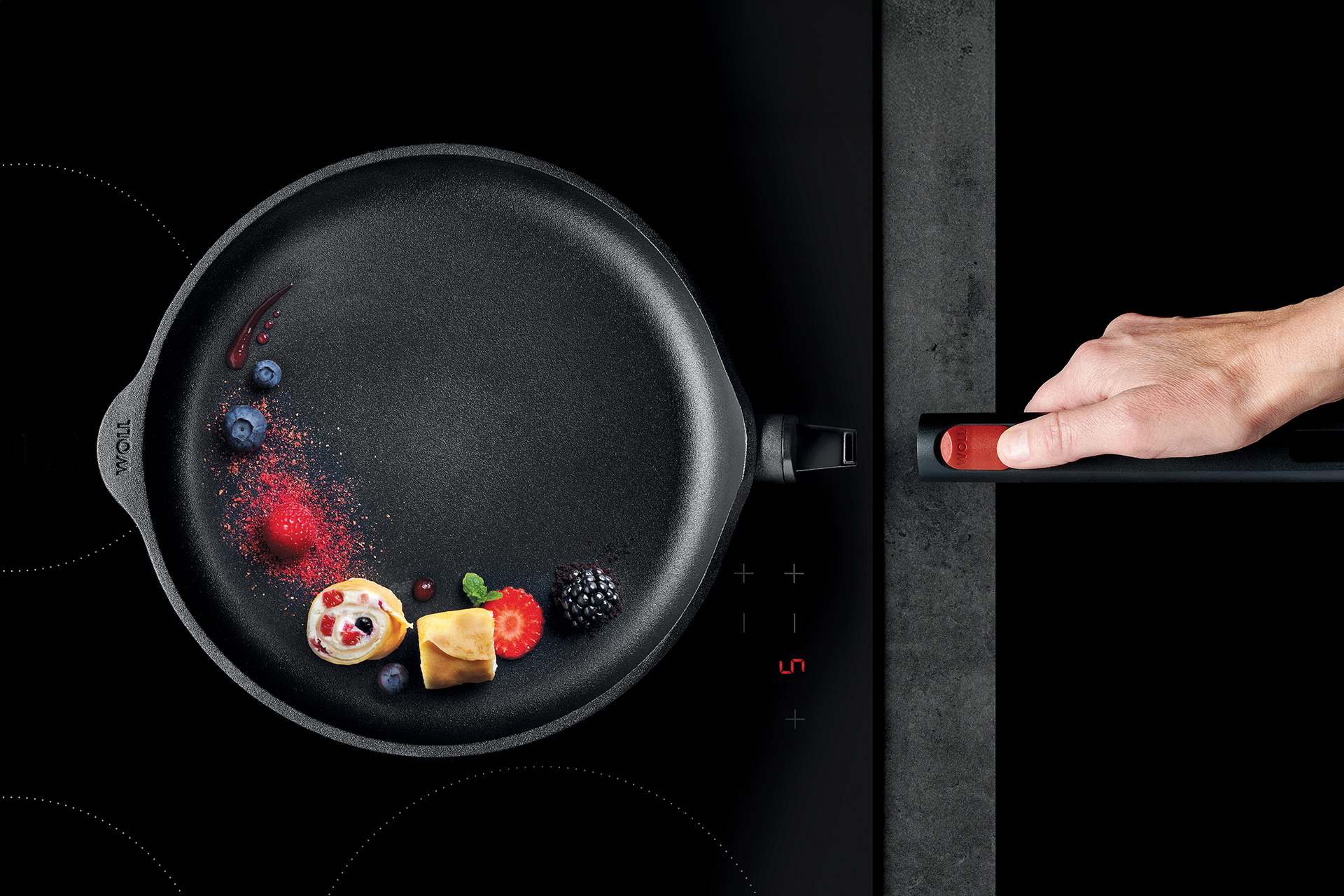 In einer Eco Logic QXR Crêpepfanne liegen zwei gefüllte Crêperollen.