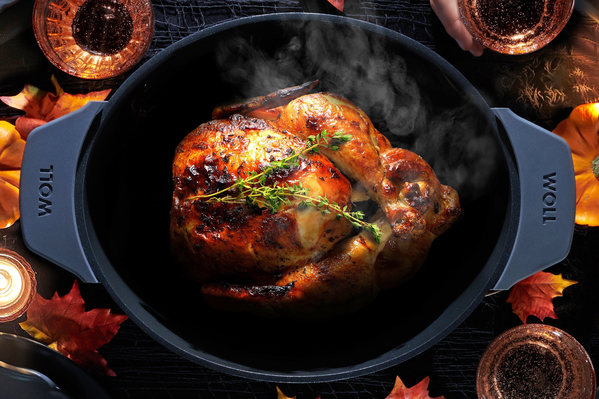 In dem grauen Iron Bräuter, in dem sich dampfendes Geflügel befindet. Zum Schutz vor Hitze wurden Silikongriffe angebracht. 