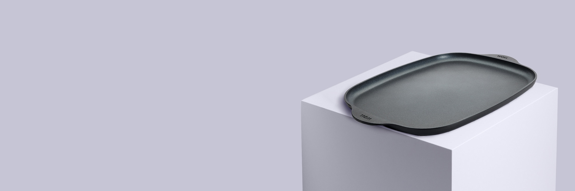 Eco Logic QXR Grillplatte auf weißem Podest.