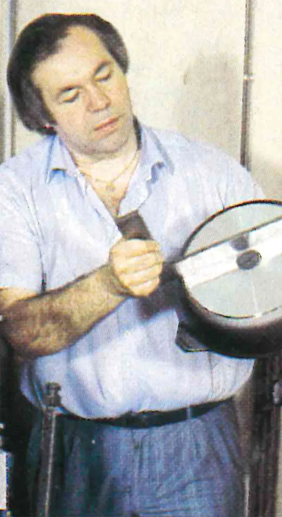 Norbert Woll kontrolliert den Pfannenboden.