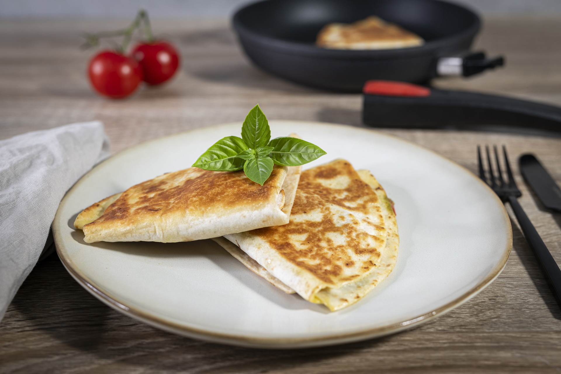 In einer runden Titan Best Pfanne mit abgenommenem Stiel wurden die Pfannenwraps zubereitet. Auf einem Teller liegen zwei davon. 