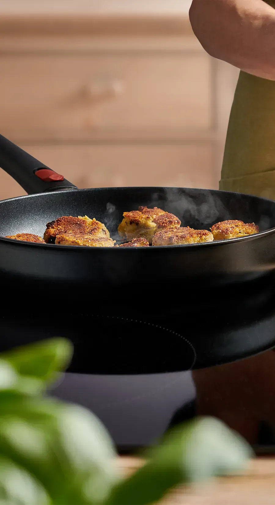 In einer runden, heißen Eco Lite QXR werden frische Falafel angebraten.