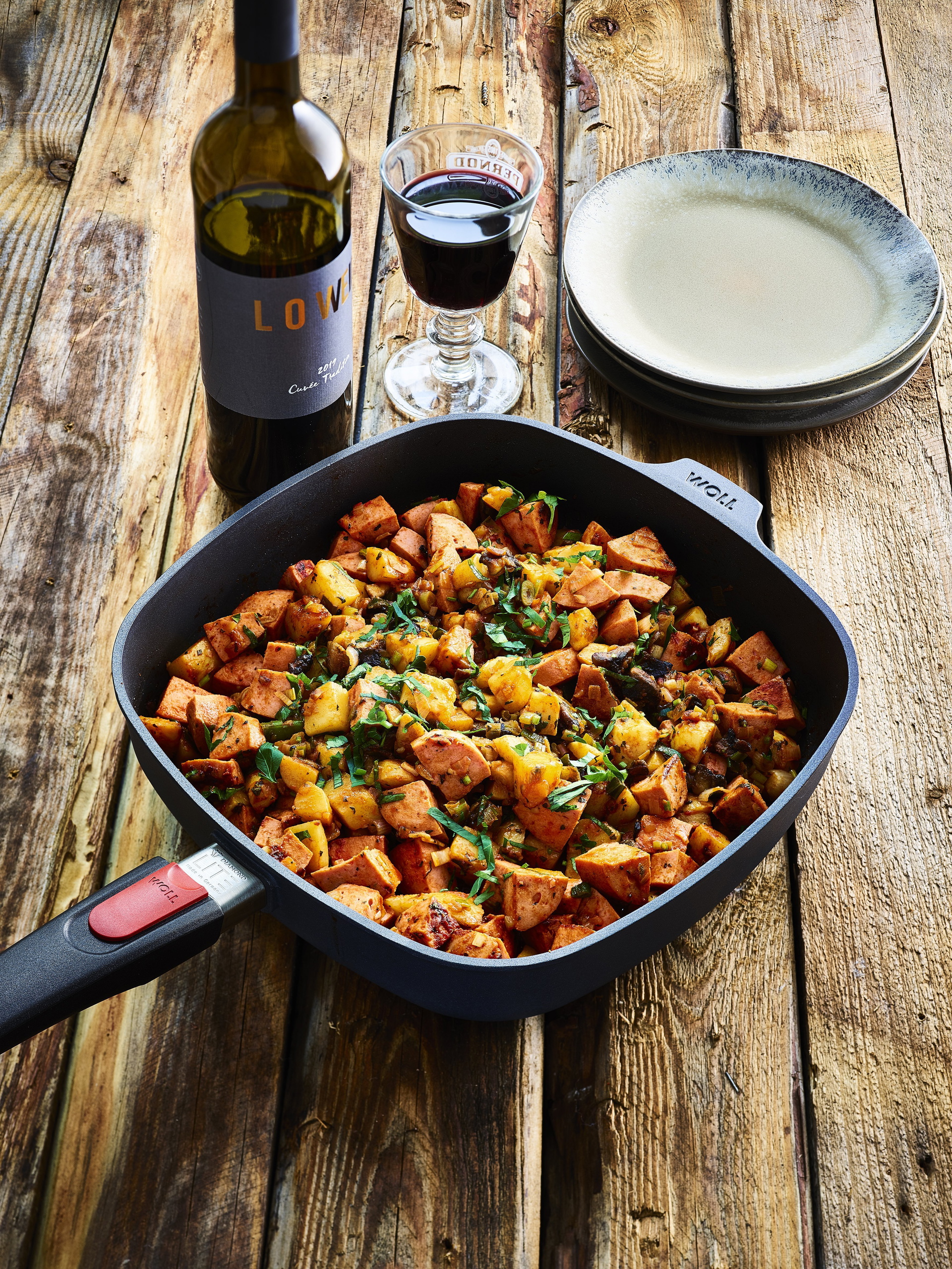 1624DP_Iyoner-gulasch_3543x4723px_RGB Ein Lyoner Gulasch wurde in einer viereckigen Diamond-Lite-Pfanne zubereitet.