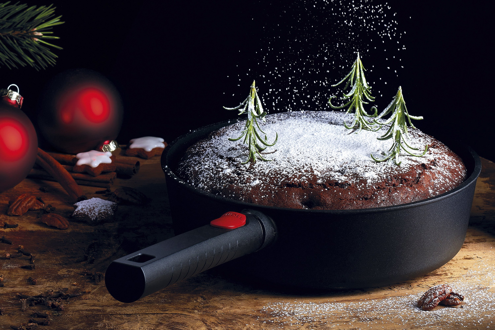 In einer runden Logic-Pfanne mit abnehmbarem Stiel befindet sich ein frisch gebackener, weihnachtlicher Gewürzkuchen.