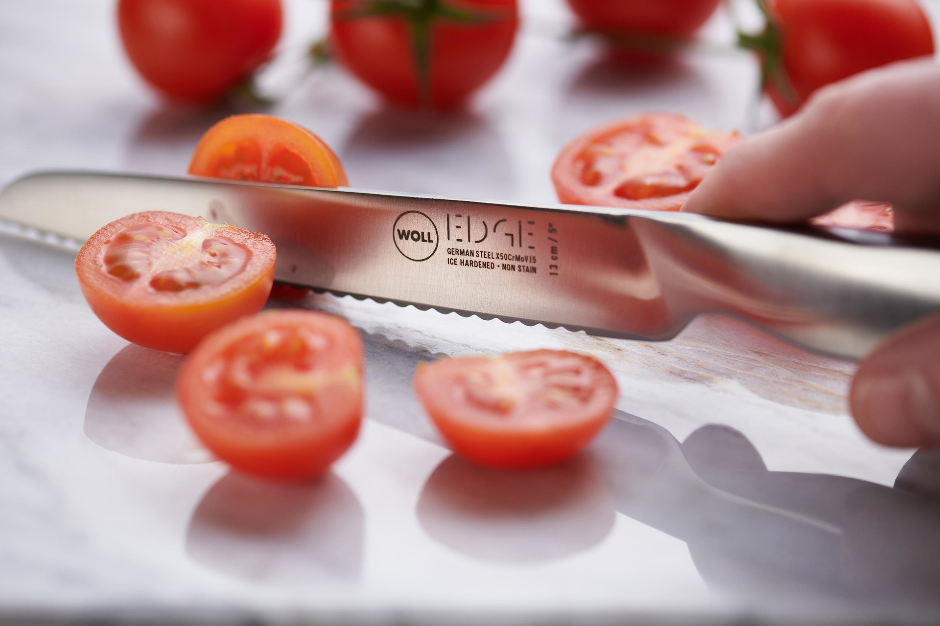 Mit dem Edge Universalmesser werden Cherrytomaten halbiert. 