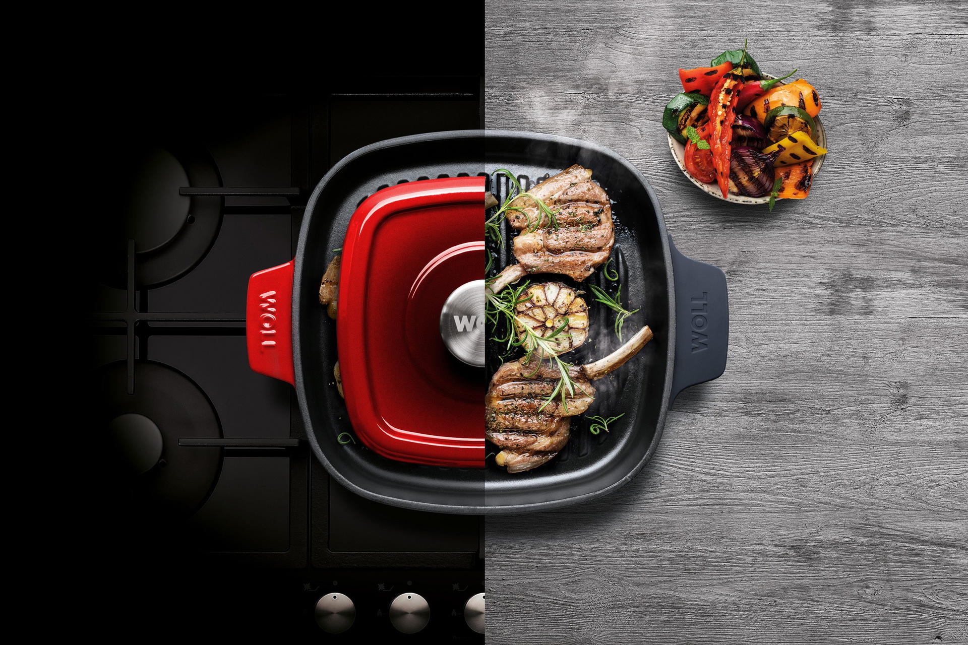 Die viereckige, rote Iron Grillpfanne mit Rillen und Steakpresse steht auf dem Herd und kann direkt mit dem angebratenen Fleisch auf den Tisch gestellt werden.