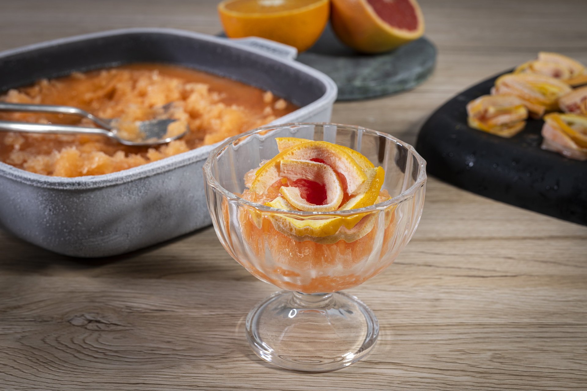 Diamond Lite Gusspfanne, viereckig In einer viereckigen Diamond-Lite-Pfanne wurde der Aperol Spritz Grantia gekühlt. Ein Teil davon wurde in einem Glas serviert und mit einer Orangenrose garniert.
