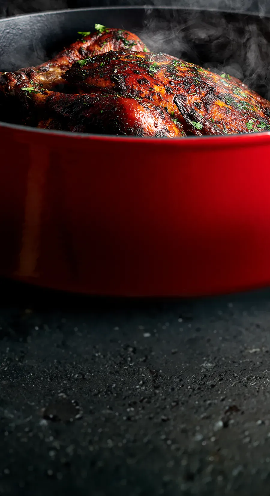 In einem heißen Gussbräter der Serie „Iron“ befindet sich dampfendes Geflügel.