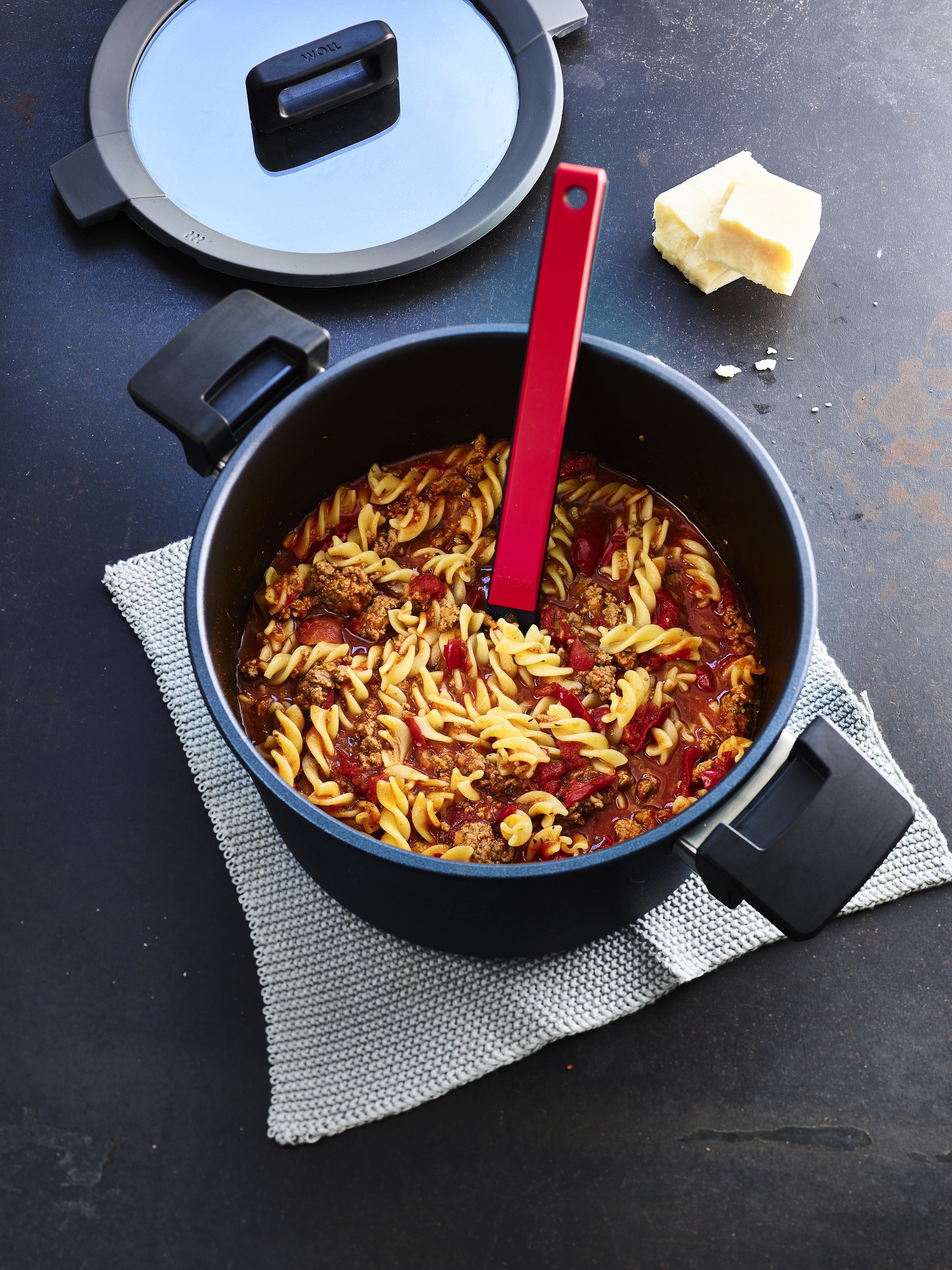 In einem runden Concept Plus Kochtopf befindet sich frisch zubereitete One-Pot-Pasta sowie ein Küchenhelfer.