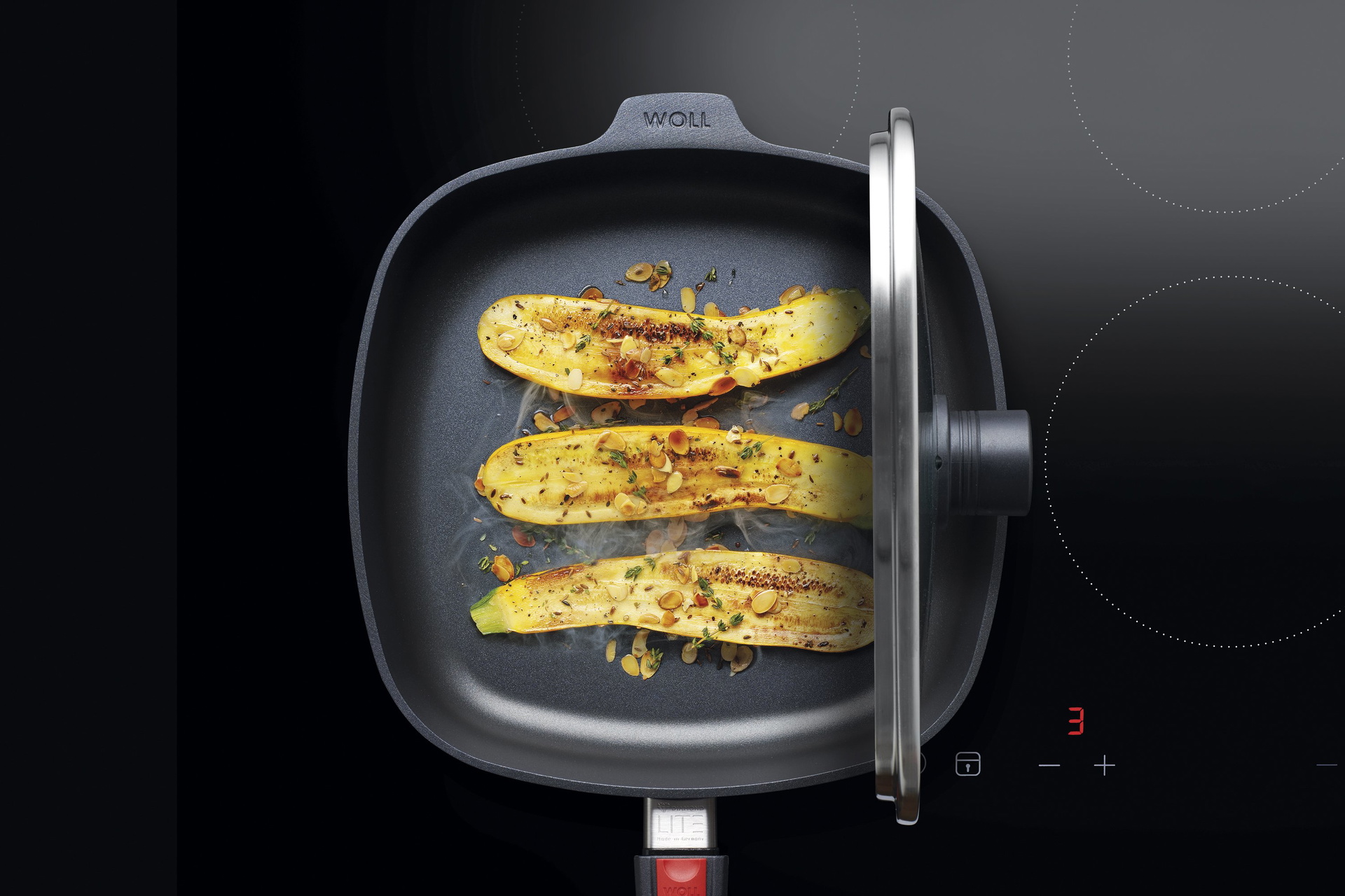 In einer viereckigen Diamond Lite Pfanne wird Gemüse angebraten. Der Smart Lid steht auf der Pfannenkante.