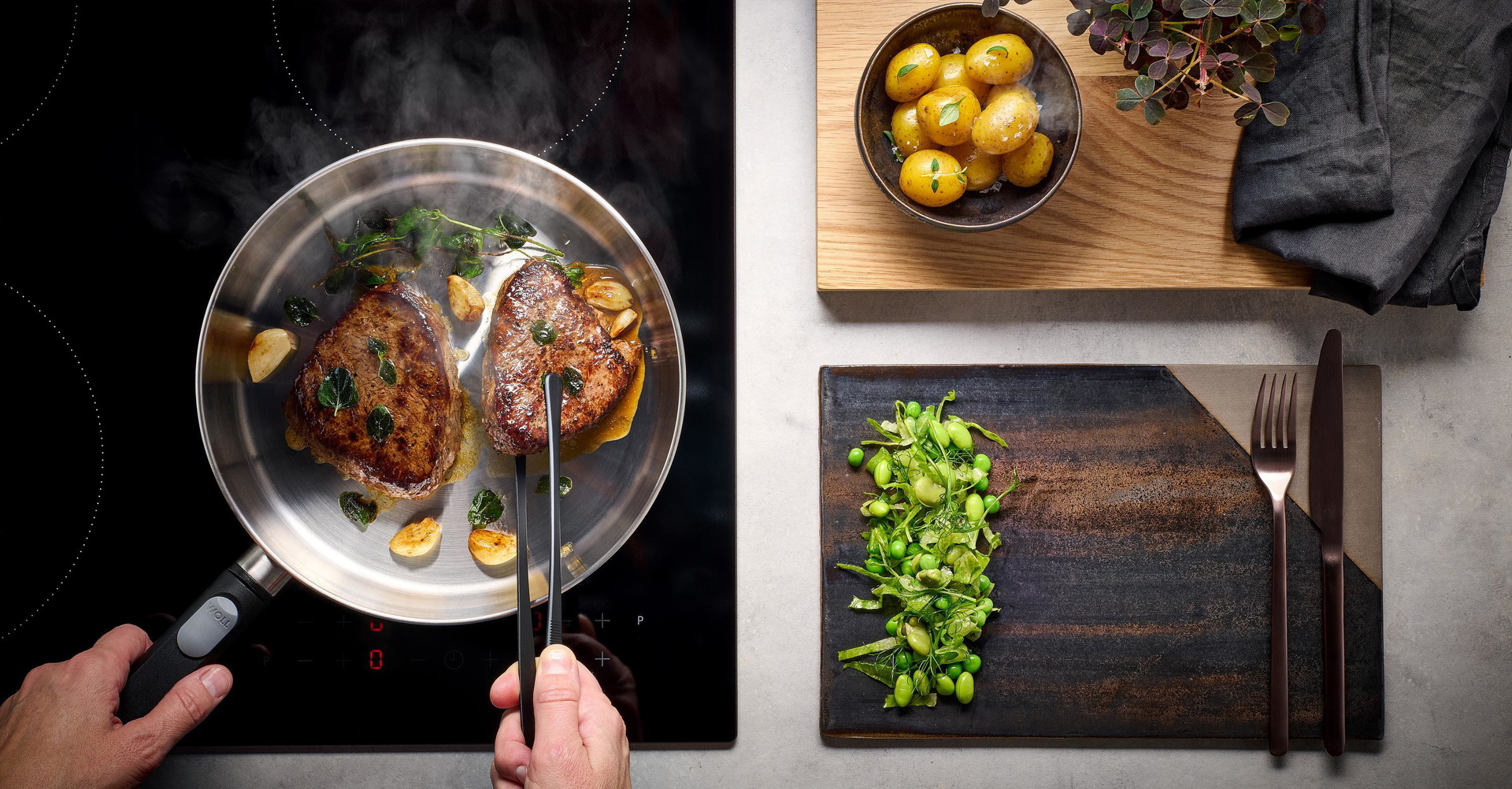 Auf dem Herd steht eine runde Logic Steel Pfanne, in der Fleisch angebraten und gewendet wird.