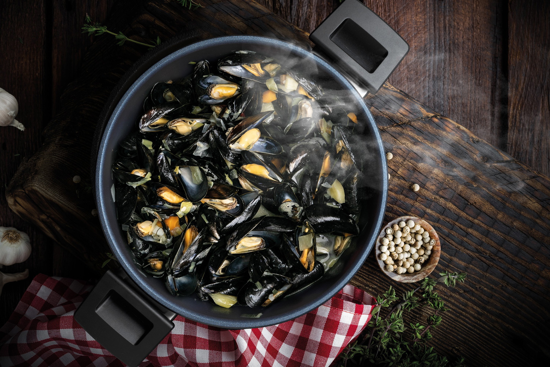 In einem runden, heißen Topf aus der Serie Diamond Lite befindet sich frisch zubereitete Miesmuscheln.