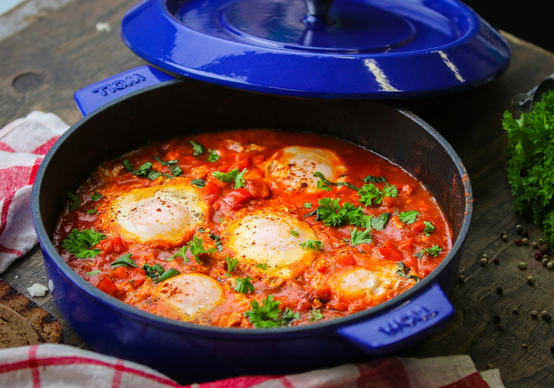 In einer runden, heißen Kasserolle aus der Serie Iron befindet sich frisch zubereitetes Shakshuka.