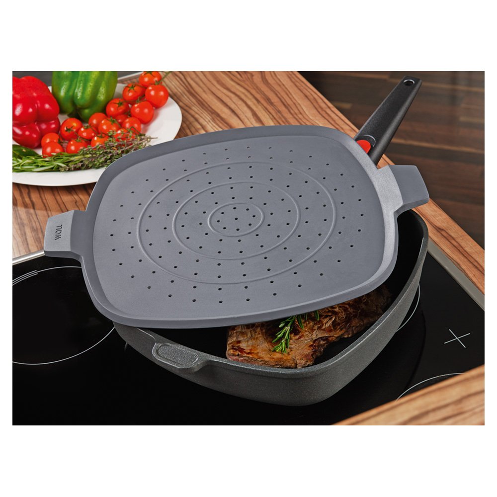 Auf einer Viereck Pfanne liegt ein viereckiger Steam it Multifunktionaler Silikoneinsatz. 