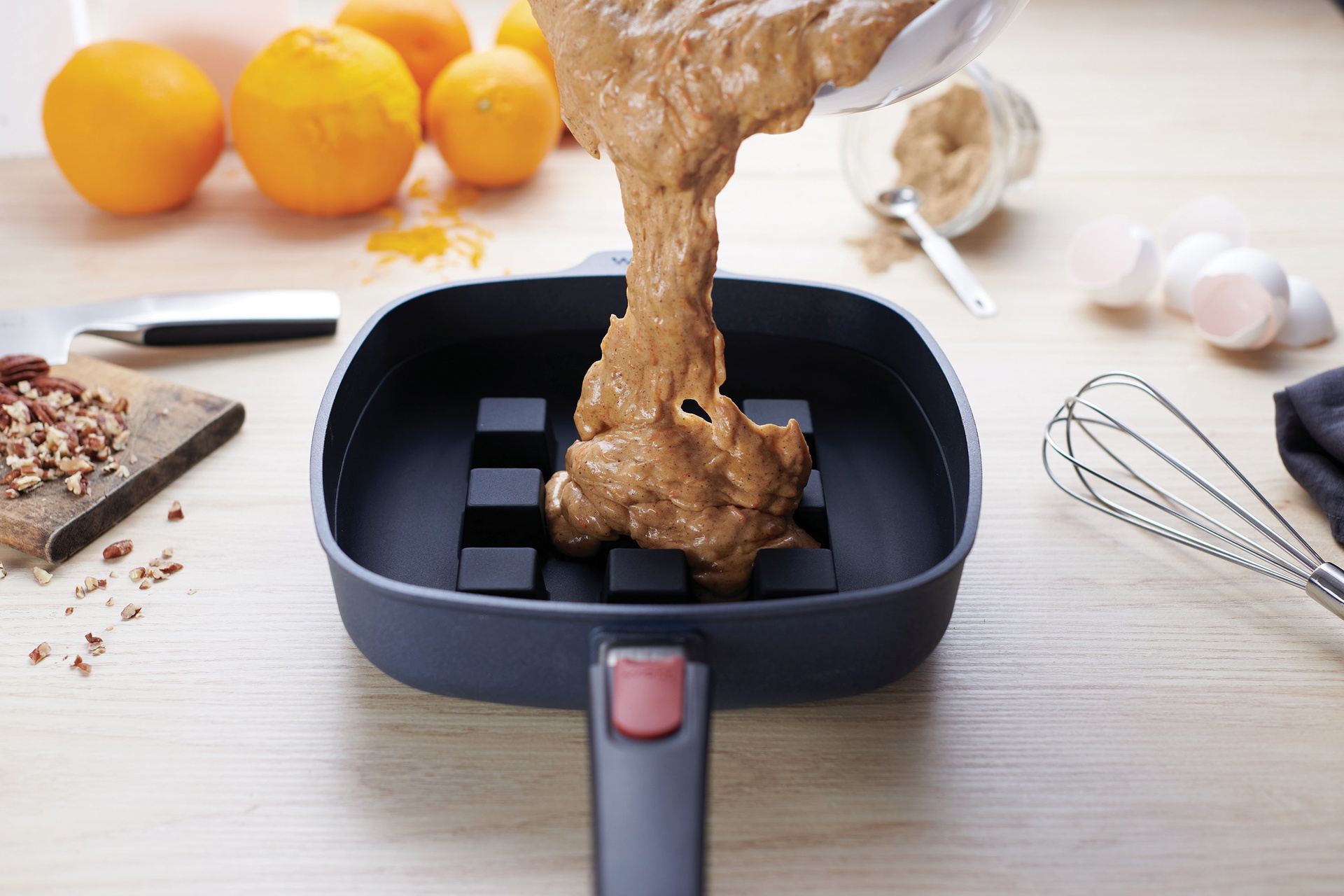 Bake-it_Pour_3000x2000_RGB In die viereckige Diamond LitePfanne mit Bake-it Silikon-Backeinsatz wird Teig gefüllt.